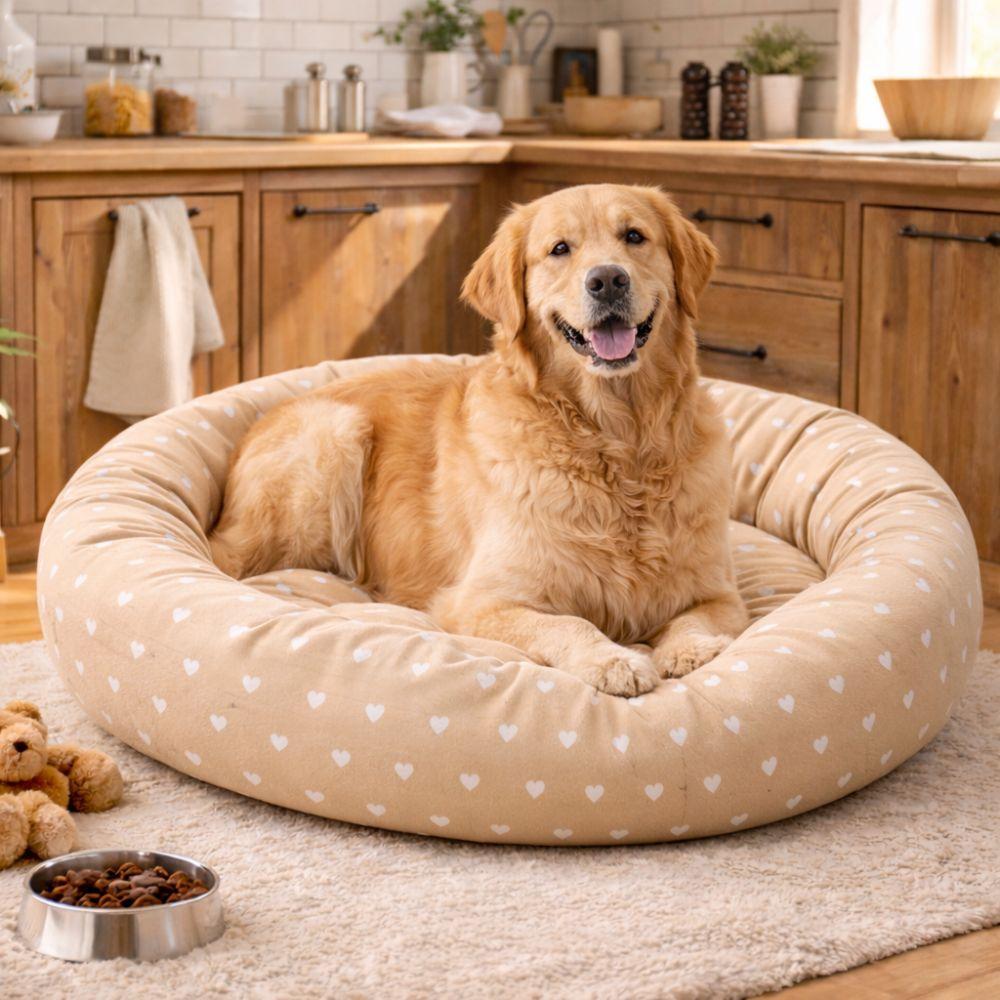cuccia maxi in cotone per animali (colore in base alla disponibilità) - foto 4 Cuccia beige con pois, cane di razza grande sdraiato dentro, cucina