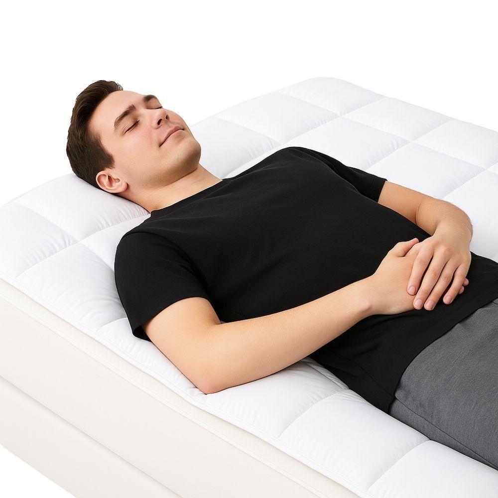 Uomo sdraiato sul topper che ne evidenzia comfort e utilizzo pratico