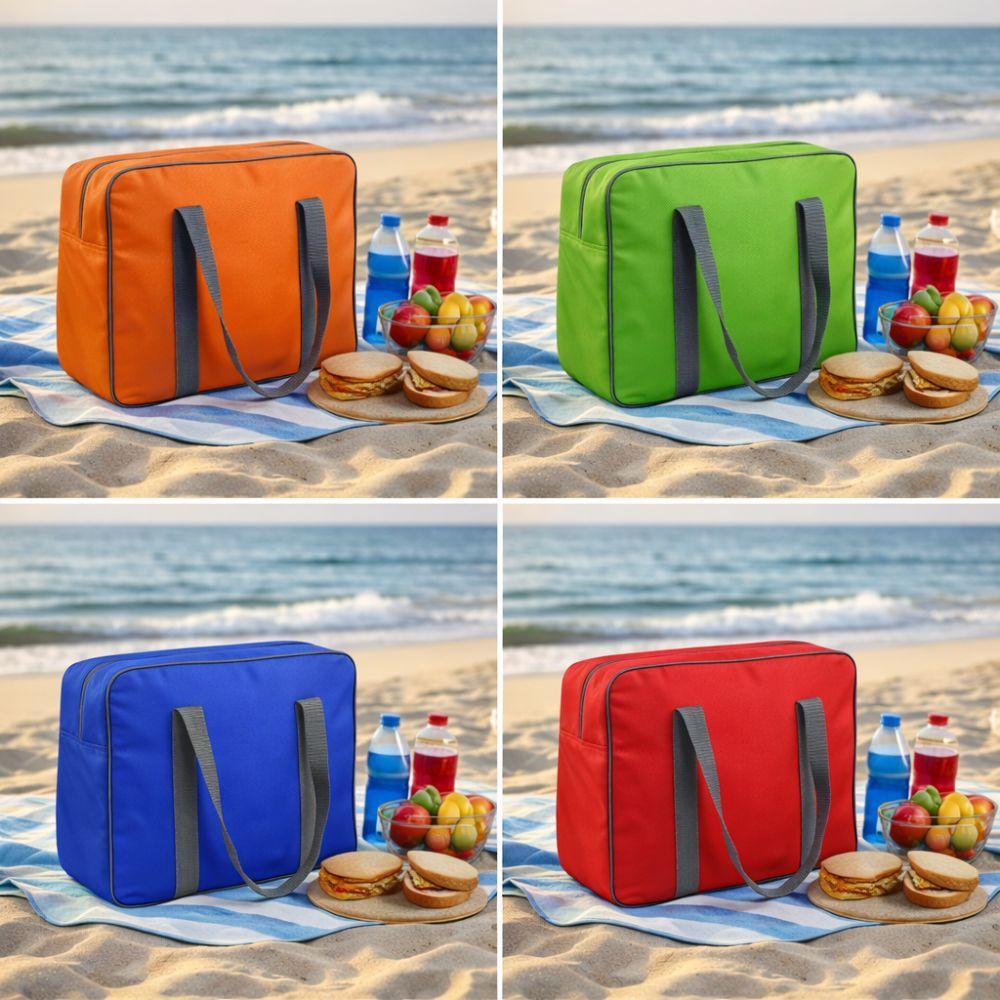 Quattro borse frigo colorate (arancione, verde, blu, rosso) su spiaggia con picnic
