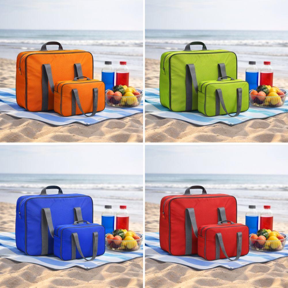 Borse frigo in quattro colori con set di taglie diverse disposte sulla spiaggia con accessori da picnic