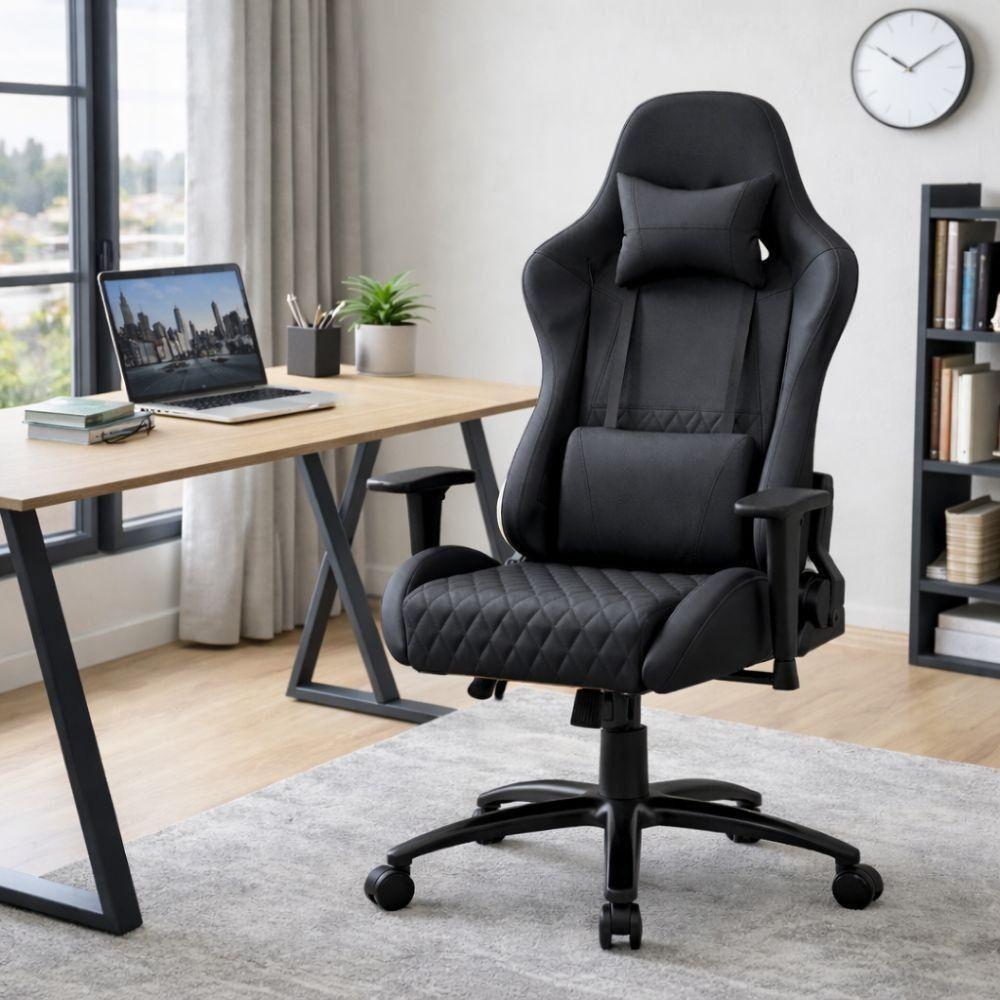 Sedia gaming nera ergonomica in postazione di lavoro ufficio moderno