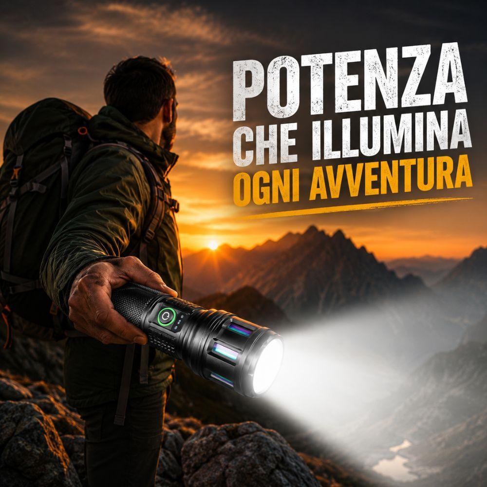 Torcia illumina paesaggio montano di notte durante escursione outdoor