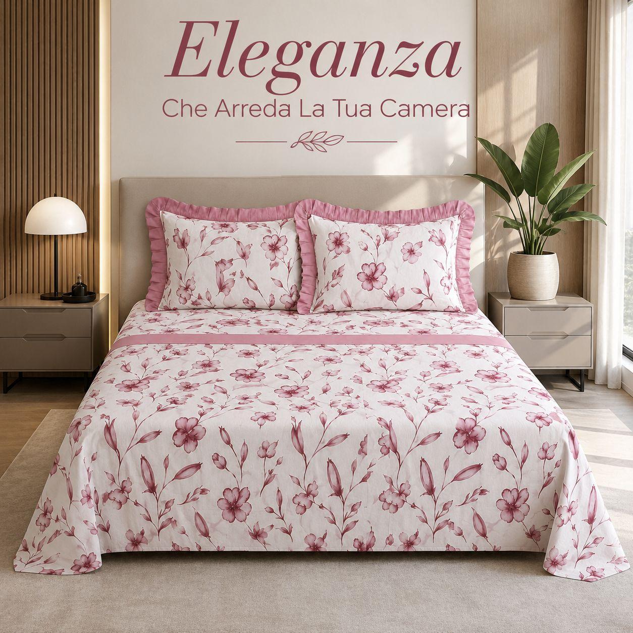 Letto matrimoniale rosa con motivo floreale in ambiente camera da letto