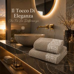 Set asciugamani bagno 2 pezzi in spugna con bordo ricamato