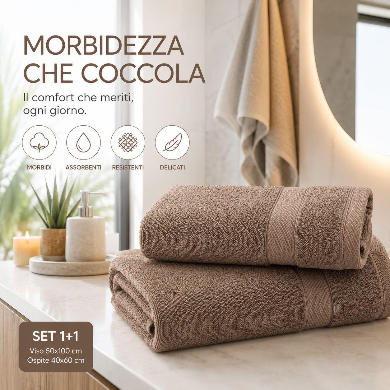 Due asciugamani in spugna marrone chiaro su tavolo in bagno